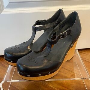UGG Chrissie Black Leather T-Strap Woodwn Wedge Clogs Size 10